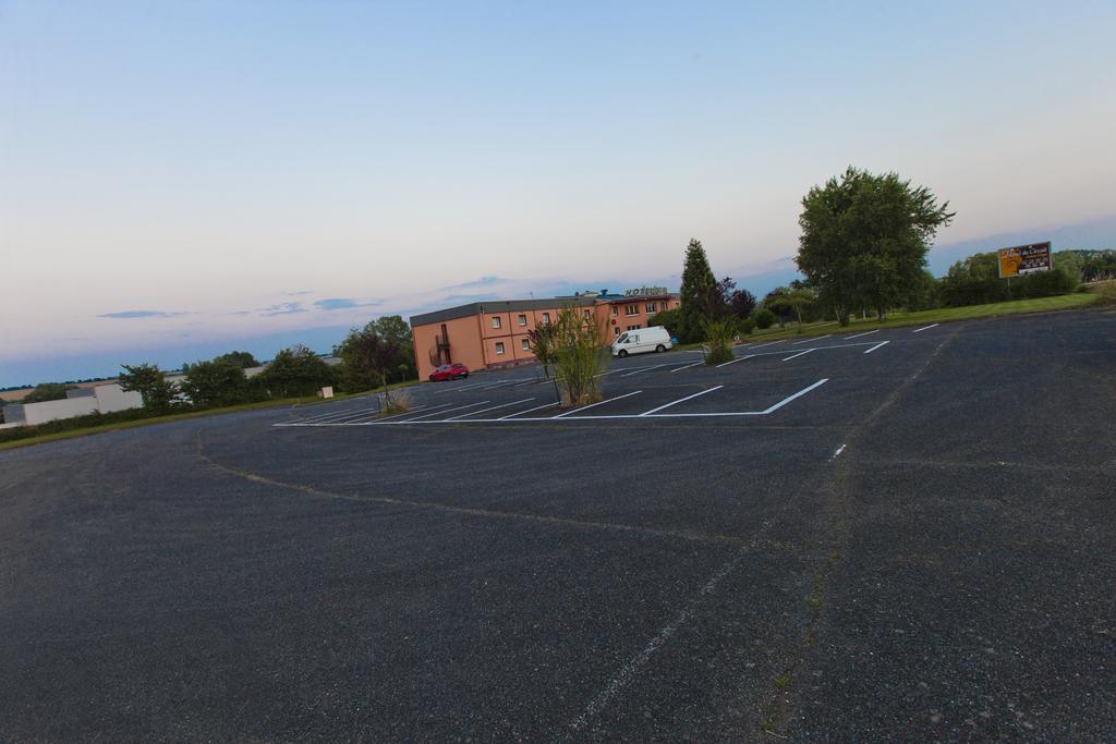 Cit'Hotel Du Circuit Magny-Cours Exterior photo